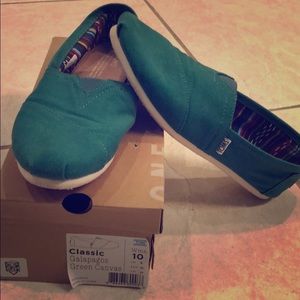 TOMS green Galapagos canvas shoes like new